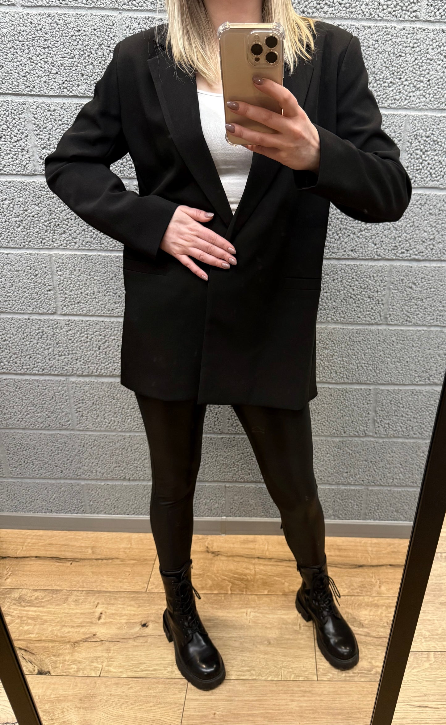 ELEGANTA MELNA SASIENAMA ŽAKETE