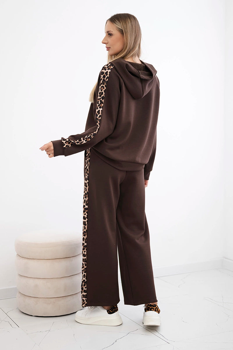 BRŪNS VISKOZES BRĪVĀ LAIKA KOSTĪMS AR LEOPARDA SVĪTRĀM