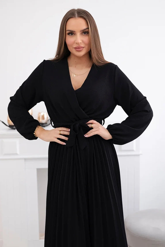 ELEGANTA KLEITA MELNĀ KRĀSĀ