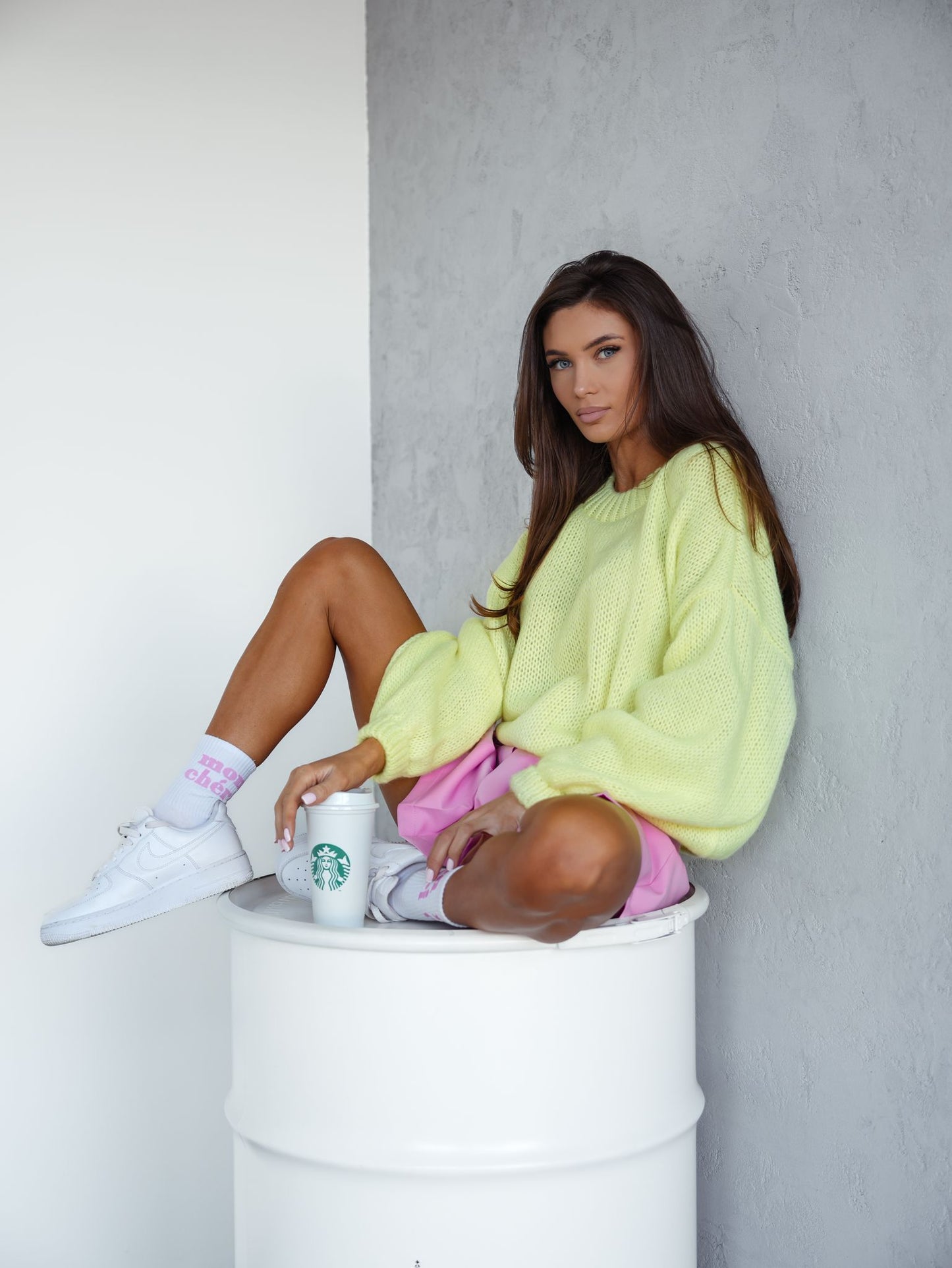 SPILGTI DZELTENS ADĪTS VILNAS DŽEMPERIS AR PLATĀM PIEDURKNĒM