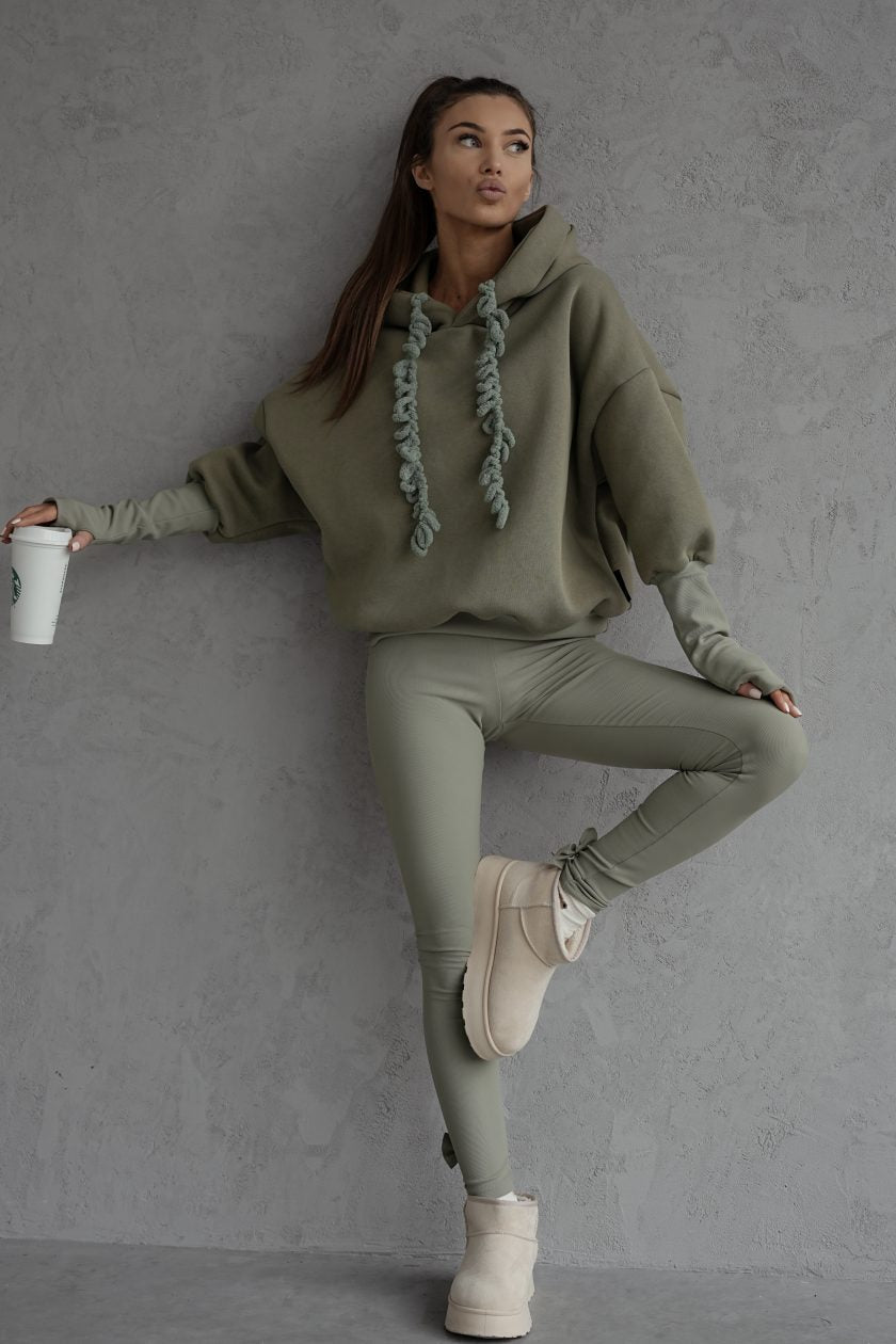 HAKI OVERSIZE DŽEMPERIS "VOGUE" AR PAGARINĀTĀM PIEDURKNĒM UN ĪKŠĶA CAURUMU