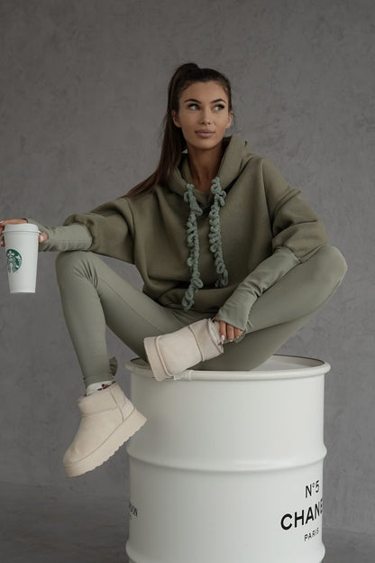 HAKI OVERSIZE DŽEMPERIS "VOGUE" AR PAGARINĀTĀM PIEDURKNĒM UN ĪKŠĶA CAURUMU