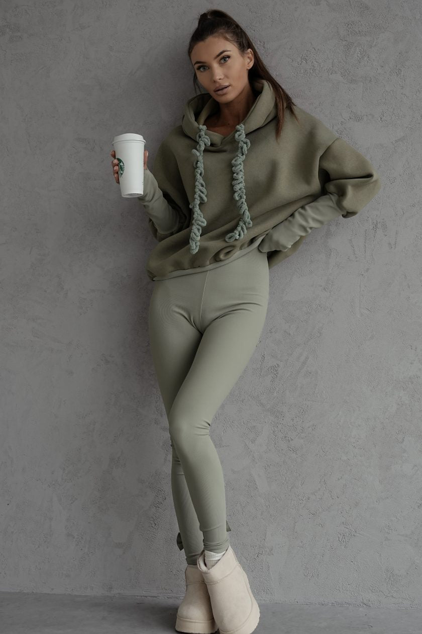 HAKI OVERSIZE DŽEMPERIS "VOGUE" AR PAGARINĀTĀM PIEDURKNĒM UN ĪKŠĶA CAURUMU