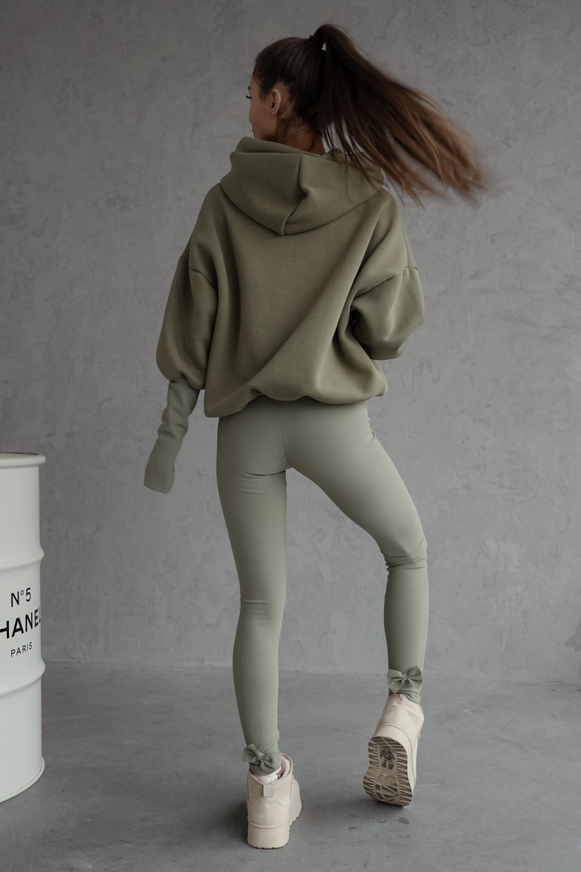 HAKI OVERSIZE DŽEMPERIS "VOGUE" AR PAGARINĀTĀM PIEDURKNĒM UN ĪKŠĶA CAURUMU