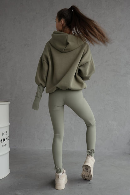 HAKI OVERSIZE DŽEMPERIS "VOGUE" AR PAGARINĀTĀM PIEDURKNĒM UN ĪKŠĶA CAURUMU